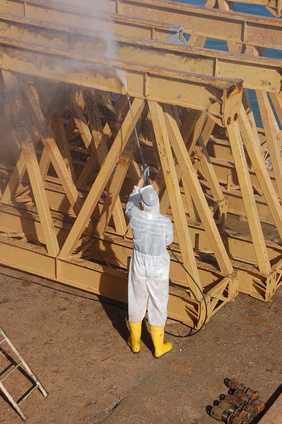 Sandstrahlen an Stahlgerüst